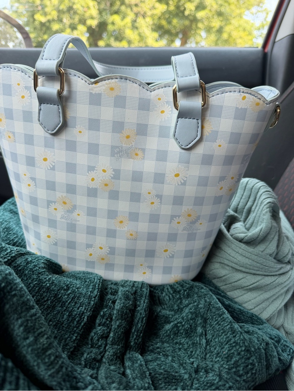 Betsey Johnson Light Blue Gingham Daisy Bucket Bag with White Daisy Charm - Picture 2 of 3